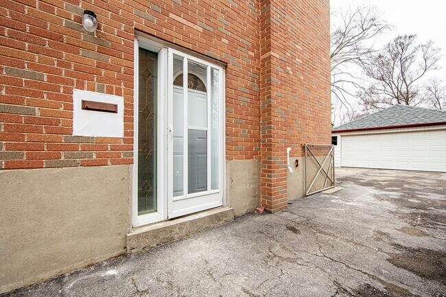 Building Photo - 124 Edinborough Ct