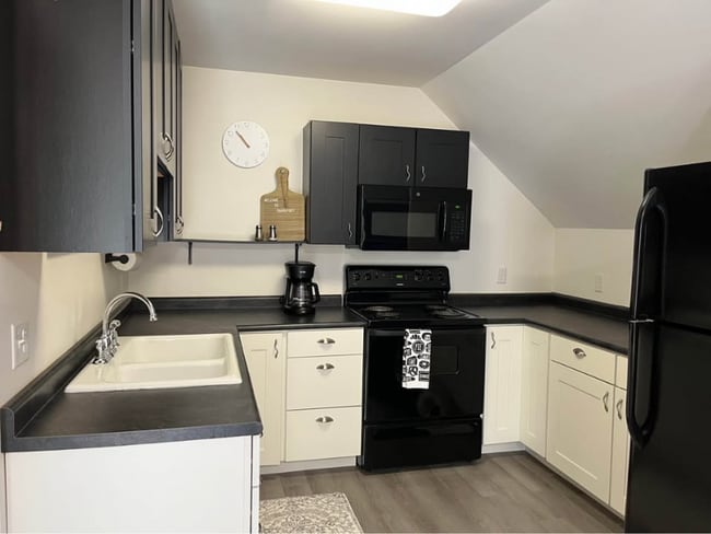 Building Photo - 572 Balsam Ave