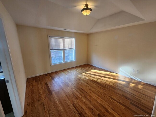 Building Photo - 12 Oak Branch Dr