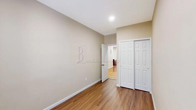 Foto del edificio - ** GUT RENOVATED DUPLEX ** 3 BED ** 2 BATH...