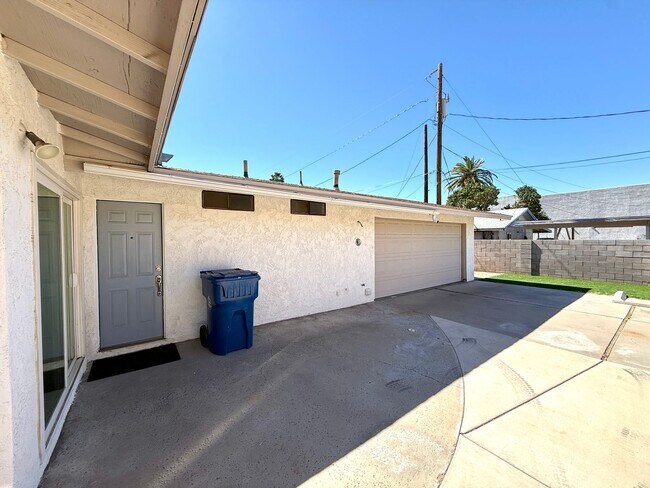 Foto del edificio - Charming 3BR Home w/ River Views, Open Floor Plan & Island Kitchen- Available Now!