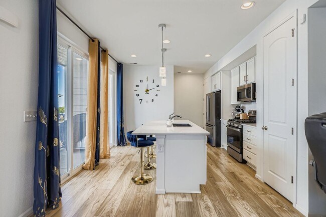 Foto del edificio - Beautiful Townhome- Great location off Tow...