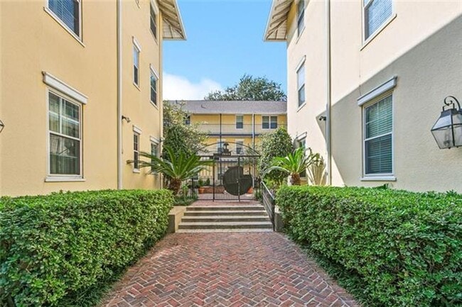Building Photo - Great 2 Bedroom Condo with swimming pool