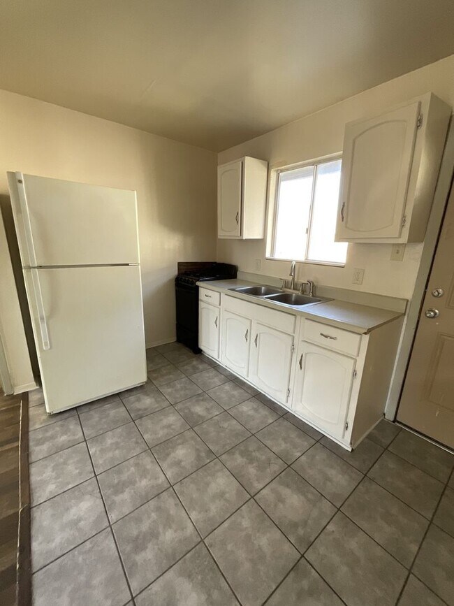 Foto del edificio - 208 W 1st St