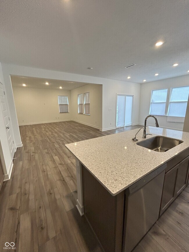 Foto del edificio - 7545 Fallsworth Dr