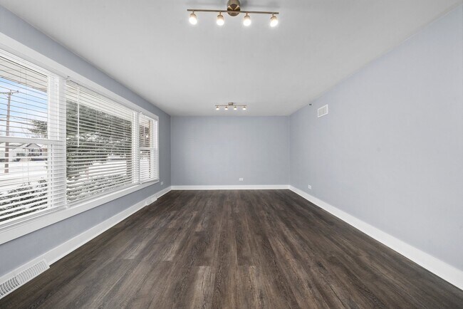 Building Photo - 8900 S Mozart Ave