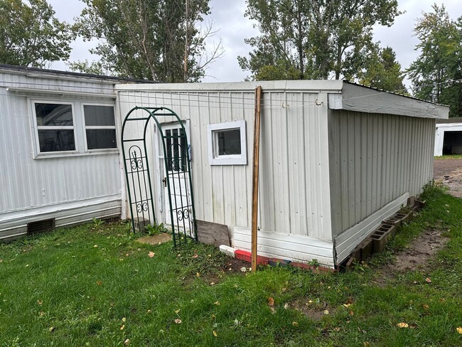 Building Photo - Willow Lane Estates