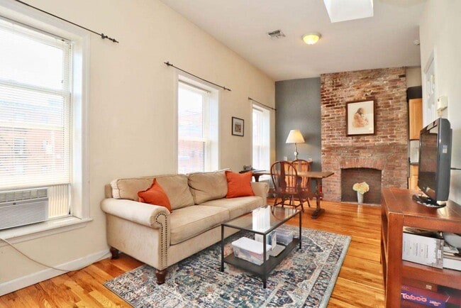 Building Photo - 206 Christopher Columbus Dr