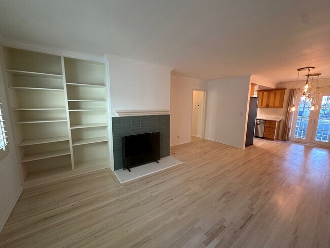 Building Photo - Chic Santa Monica Condo Living!