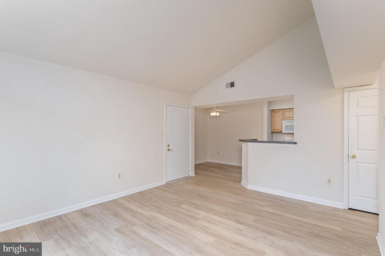 Foto principal - 6905 Victoria Dr