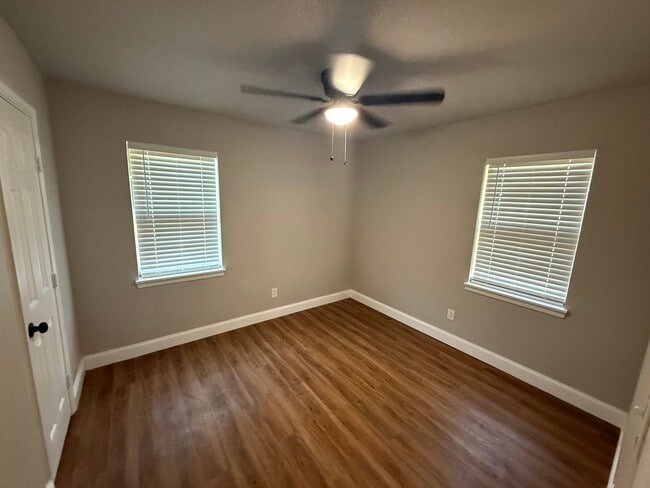 Foto del edificio - 4100 Wrangler Dr