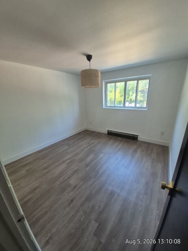 Building Photo - SPACIOUS, UPDATED  2 BEDROOM APT WITH IN SUITE LAUNDRY