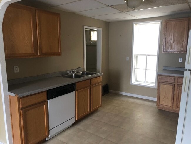 Building Photo - 2 bedroom/1 bathroom