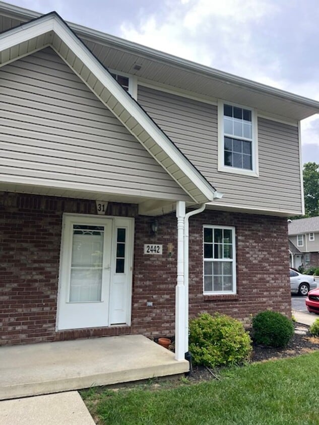 Primary Photo - Spacious 2 Bed, 2.5 Bath Townhome in Peace...