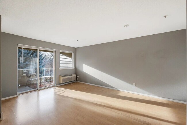 Foto del edificio - $1,600 - 1 Bed / 1 Bath Gorgeous Condo Unit in University District