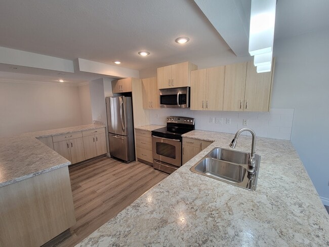 Photo du bâtiment - 1001 7 Ave