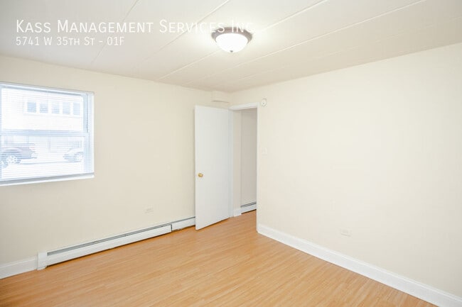 Foto del edificio - 5741 W 35th St