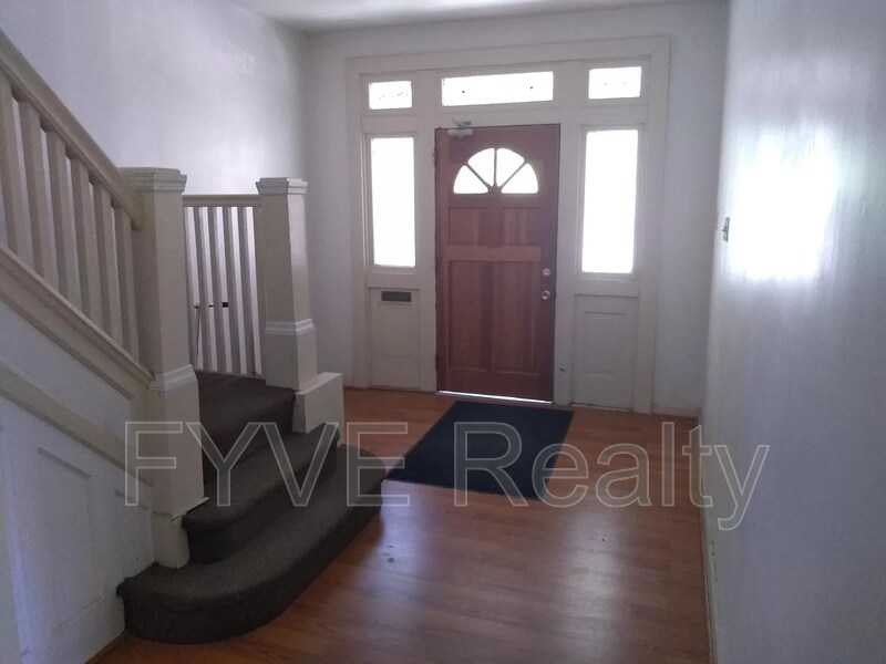 Primary Photo - 2432 Lynnbrook Ave