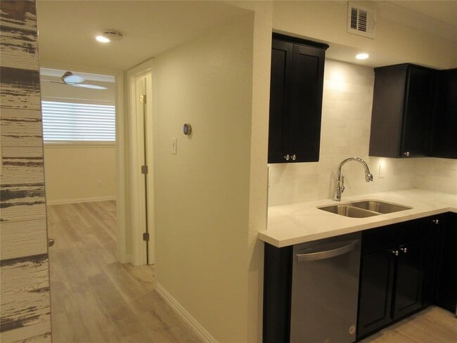 Building Photo - 300 Pecore St