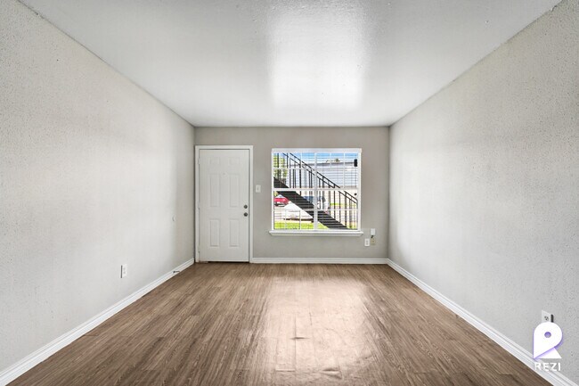 Building Photo - 11810 Algonquin Dr