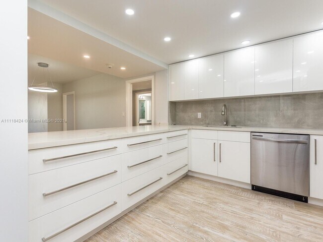 Building Photo - 2500 Parkview Dr