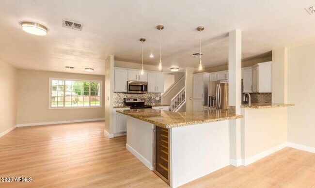 Foto del edificio - 919 E La Jolla Dr