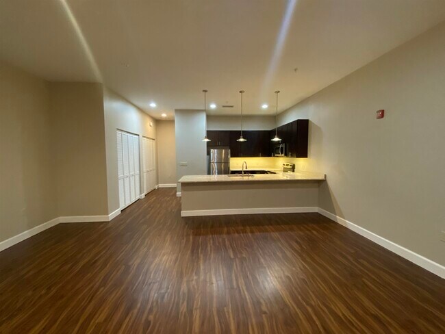 Foto del edificio - 1525 W Tennessee St