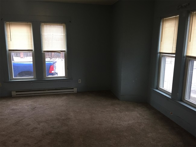 Building Photo - 482 Crescent St