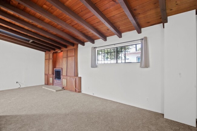 Building Photo - Coastal Living in Westside Costa Mesa – Updated 3-Bed Front Unit