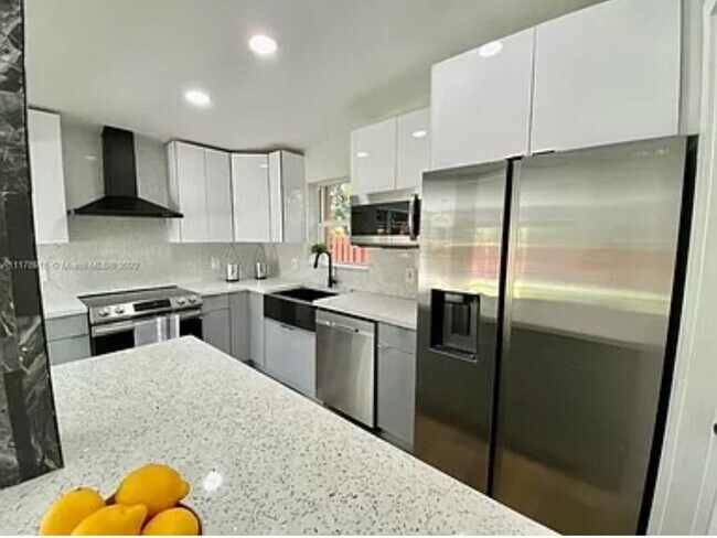 Building Photo - 3 Bedroom Single Family Home in Fort Laude...