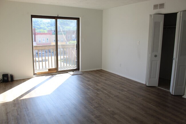 Foto del edificio - 534 Fallowfield Ave