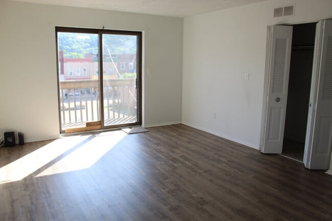 Building Photo - 534 Fallowfield Ave