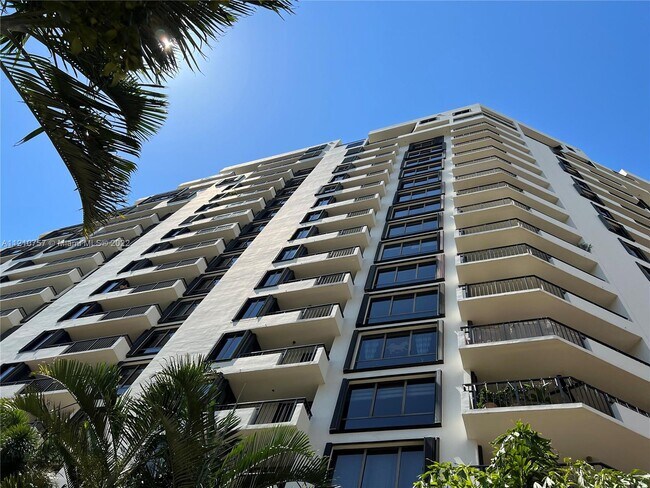 Building Photo - 520 Brickell Key Dr