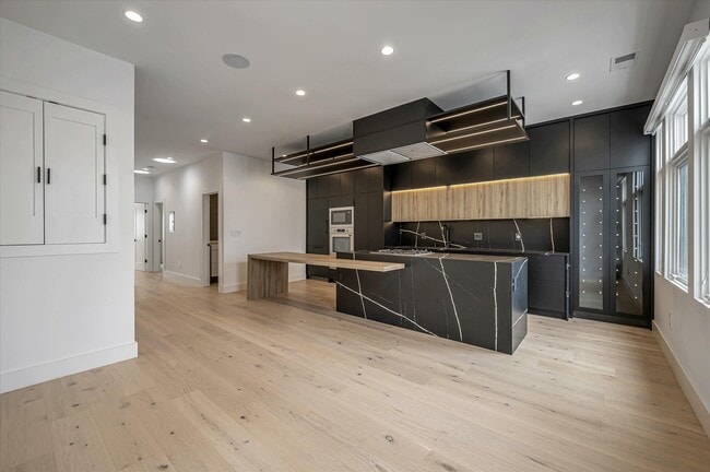 Building Photo - 124 Varennes St