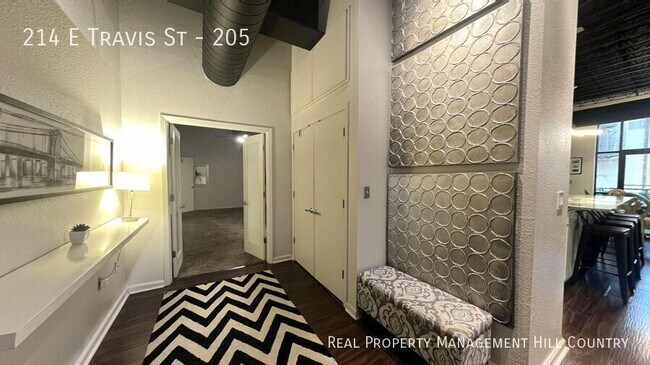 Foto del edificio - 214 E Travis St