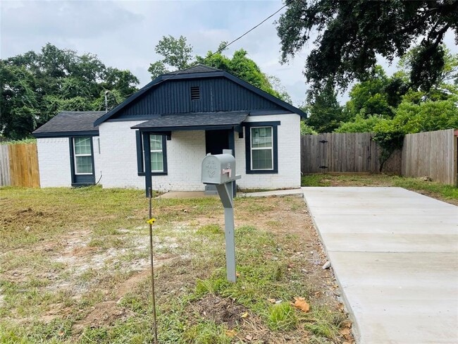 Building Photo - 506 N Hackberry St