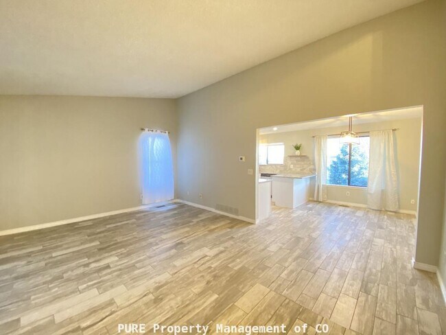 Foto del edificio - Large home in Highlands Ranch!! 4 bedrooms, 2 baths! 2-car garage!!