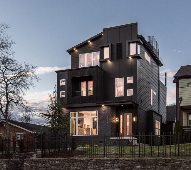 Urban City Living with roof top deck! - Urban City Living with roof top deck! House