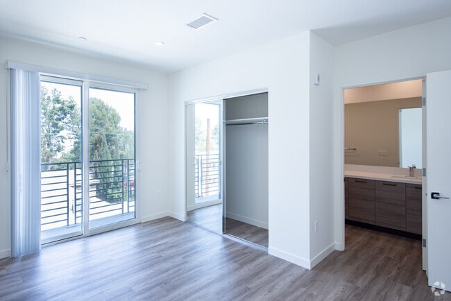 3BR, 2BA - 5327 Hermitage Ave