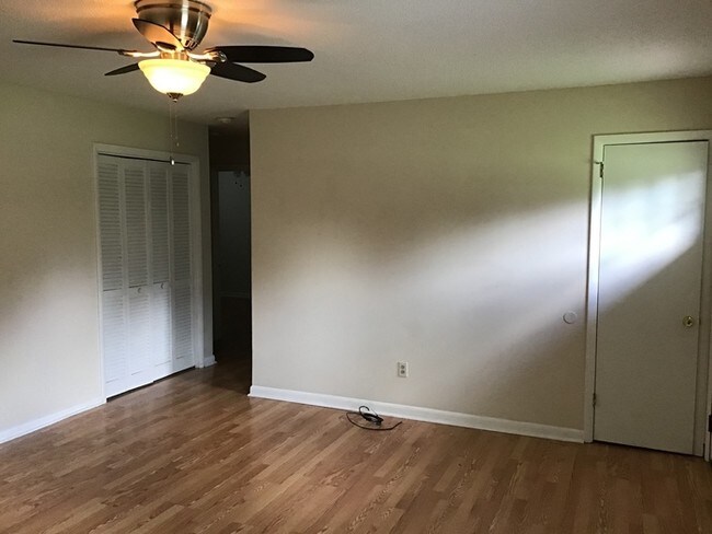Building Photo - 3662 Meadowwood Dr