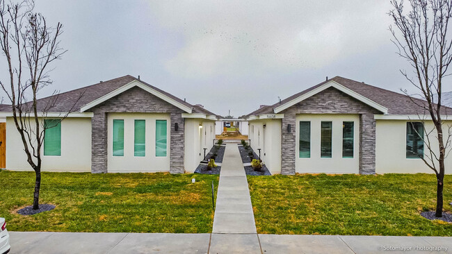 Building Photo - 6806 N 56th Ln