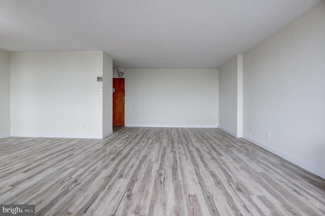 Building Photo - 1301 S Arlington Ridge Rd
