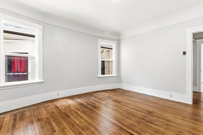 Foto del edificio - Freshly Renovated 1 Bed, 1 Bath Oakland Home with In-Unit Laundry