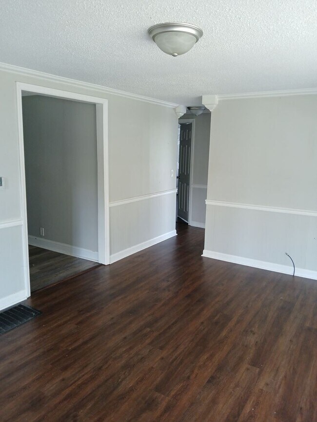 Foto del edificio - PRICE REDUCED! AVAILABLE NOW!