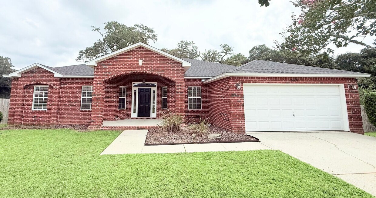 Foto principal - 4 Bed/2 Bath Home + Bonus Room