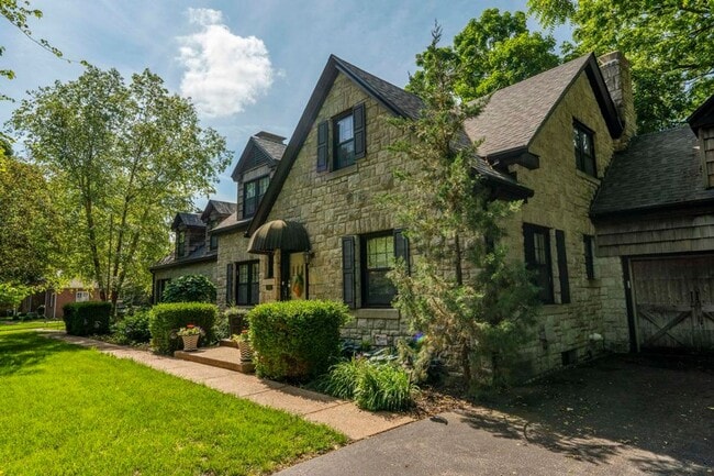 Foto del edificio - Beautiful 4 bedroom home in University Heights! Don't miss this one!