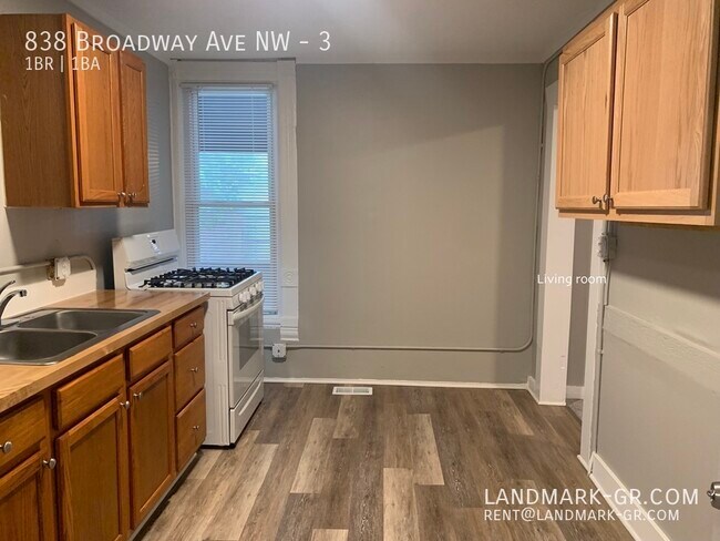 Foto del edificio - Available JUNE 7!!  1 Bed/ 1 Bath lower un...