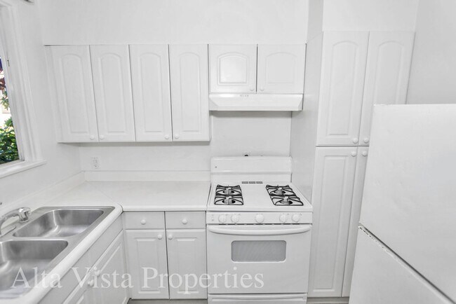 Foto del edificio - Great two bedroom, one bath beach bungalow...