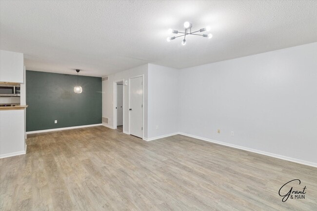 Building Photo - 313-313 Marigold Cir