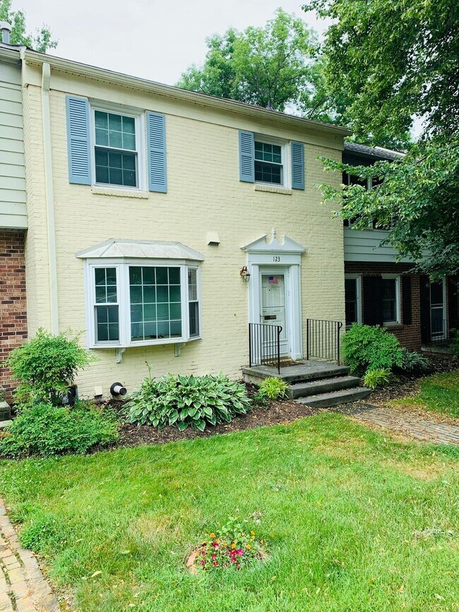 Building Photo - 3 Bedroom 2.5 Bath Townhouse